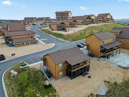 A Birds Eye Bridge View - 5 Bdr w/ Private Hot Tub