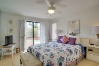 2 Mi to Beach: Charming Cape Cod Home w/ Patio! - Parkering