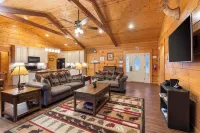 Teals Treasure Secluded Lakeside Cabin for 8!