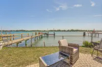Spacious Riverfront Home w/ Dock in St Clair! - Homestays