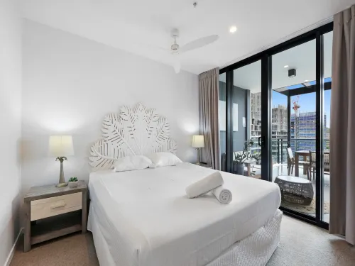 Luxe Beachfront 2-Bed With Gym, Pool & Views - Homestays