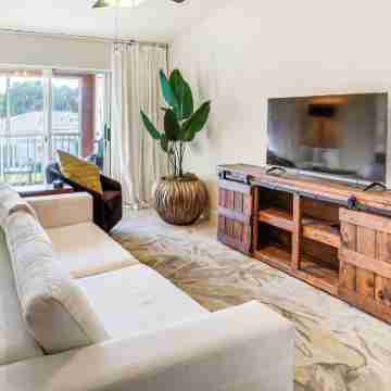 Golf Getaway: Cape Coral Condo 1 Mi to River! Rooms