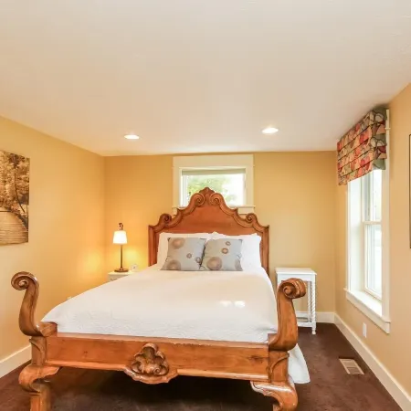 Nightingale Apt with Hot Tub Walk to Saugatuck
