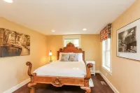 Nightingale Apt with Hot Tub Walk to Saugatuck - parking