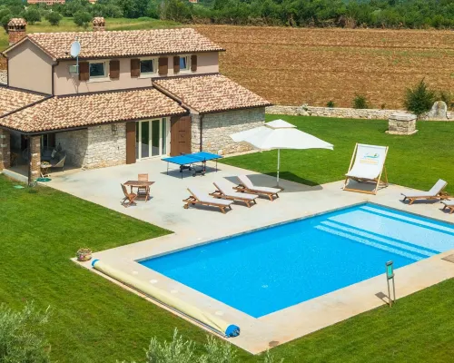 Spacious country villa with private pool Hotels in Tar