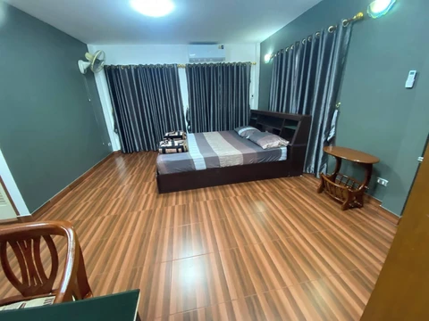 รูปภาพของบ้านพักบังกะโลปรับปรุงใหม่ที่สวยงาม 2 ชั้น