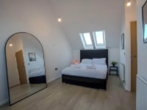 Modern 2-bed House In Swinton - Private Parking Hotels in Swinton