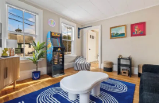 The Curator's Retreat For 8
