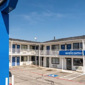 Motel 6 Fort Worth, TX - North Отели рядом с достопримечательностью «Бар Billy Bob's Texas»