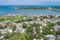 Colonial Quarter Hideaway With Modern Comforts & Balcony - Near the Beach - Huoneistot