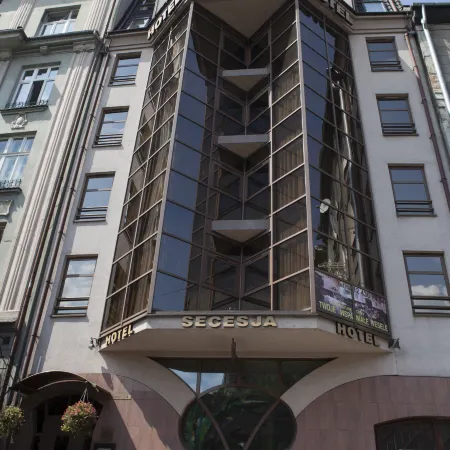 Hotel Secesja Отели рядом с достопримечательностью «Дебники»
