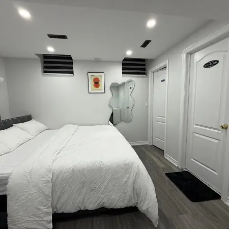 Cozy Two-Level Apartment with Separate Entrance in Brampton Отели в г. Брамптон
