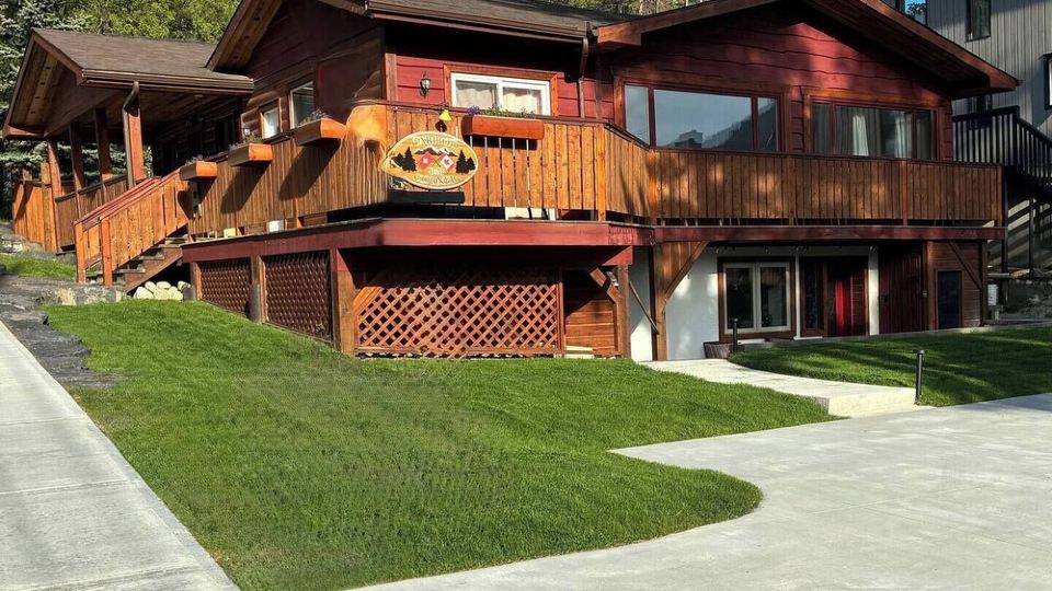 Spacious private king suite steps to DT Banff