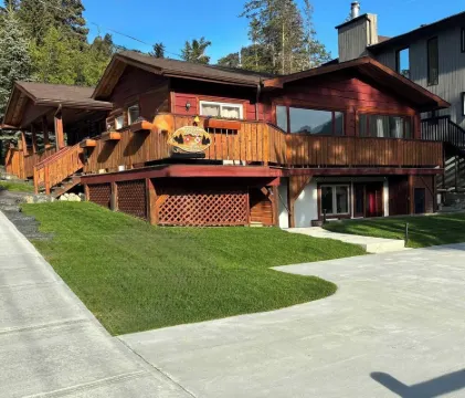 Spacious private king suite steps to DT Banff