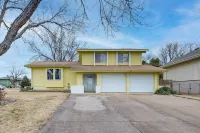 Bring the Family! Suburban Home w/ Yard in Omaha - Homestay