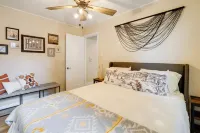 Near Downtown: Spacious Casper Getaway w/ Deck -  Privatzimmer