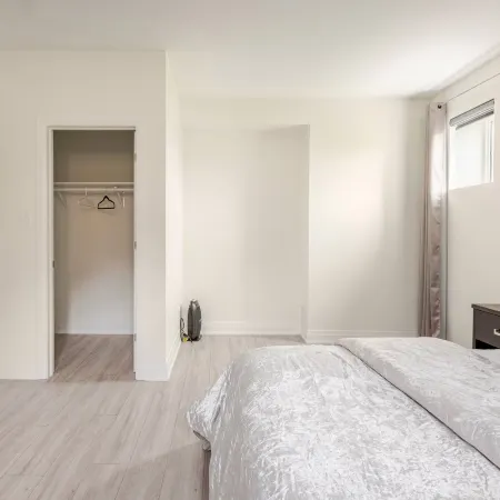 Serene Oakville Retreat - Modern 2-Bedroom Apartment