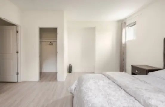 Serene Oakville Retreat - Modern 2-Bedroom Apartment