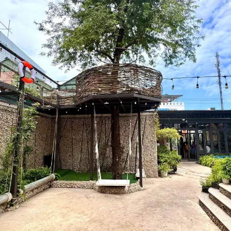 Phoenix Minh Chau Hotel Отели рядом с достопримечательностью «Bai Tu Long Bay»