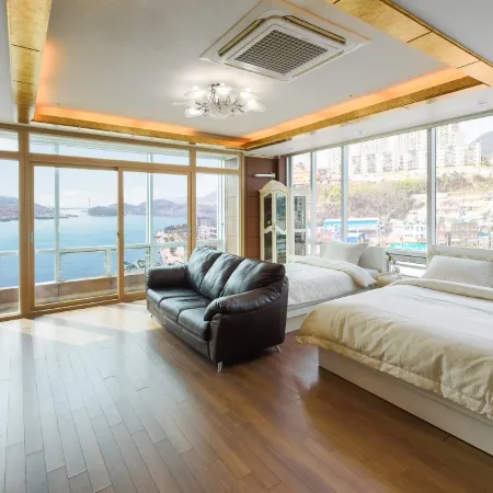 Yeosu Beach Pension (2 minutes walk from Yeosu Romantic Carriage) Отели рядом с достопримечательностью «Маяк Хамель»