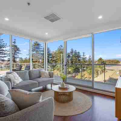Stylish 2-bed With Terrace, 3-min Walk to Beach Rooms