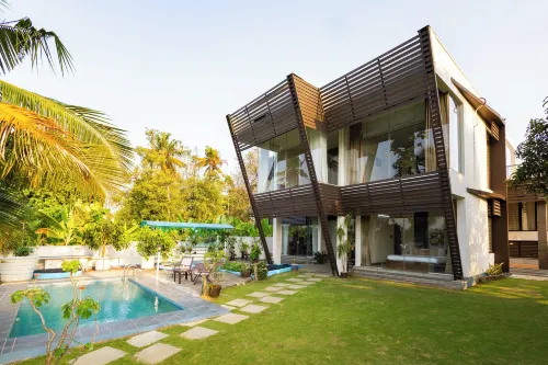 Alaya Stays Glass River 4 BHK Villa - مسبح خاص