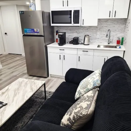 Cozy Two Bedrooms Basement Suite