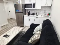 Cozy Two Bedrooms Basement Suite -  Privatzimmer