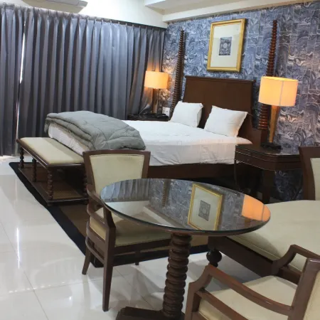 Royal Palace Hotel Surat Velanja