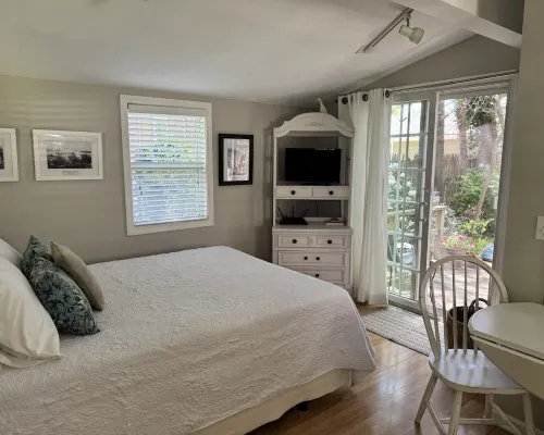 Charming Cottage in Historical Dist with Beautiful Gardens-5 Minute Walk to Town Hotels in Saugatuck