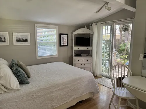 Charming Cottage in Historical Dist with Beautiful Gardens-5 Minute Walk to Town