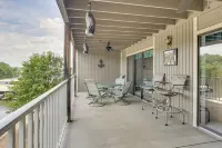 Tranquil Osage Beach Condo w/ Waterfront Decks! - 3 tähden