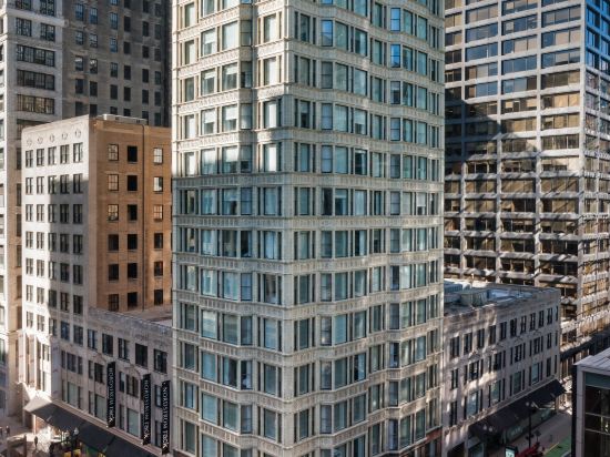 Staypineapple, An Iconic Hotel, the Loop Chicago