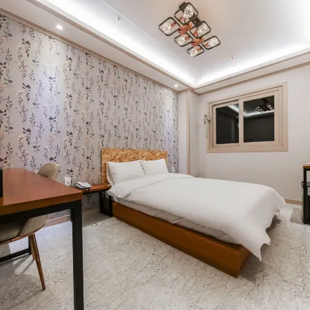 Gyeongju Cream Hotel Отели рядом с достопримечательностью «Храм Пэннюльса»