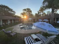 Capricorn Motor Inn - Pools