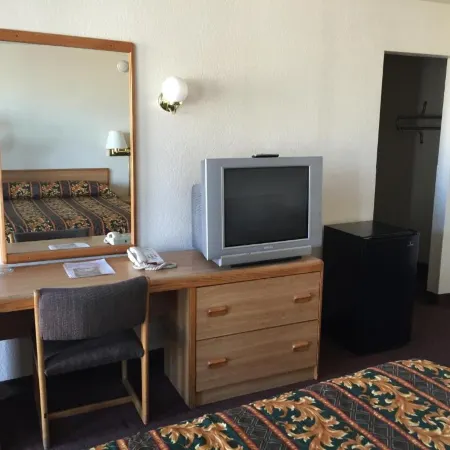 EZ 8 Motel Airporter