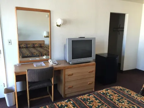 EZ 8 Motel Airporter - Motels