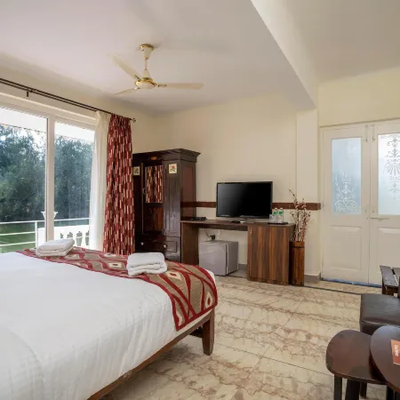 Stone Wood Riverfront Resort, Siolim