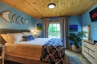 Lake Huron Beachfront, Hot Tub, Kayaks, 10 minutes to Mackinaw City - Chalets