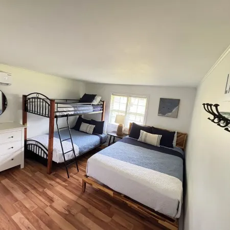 Quiet/charming 2-bedroom Sunset-Lake view cottage lovely Seneca lake, wine trail