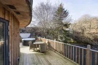 Otters Holt  Circular Riverside Retreat with Hot Tub - Villas