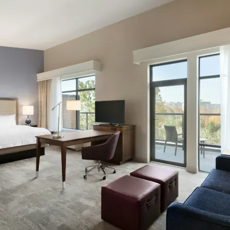 Hampton Inn and Suites Seattle/Renton