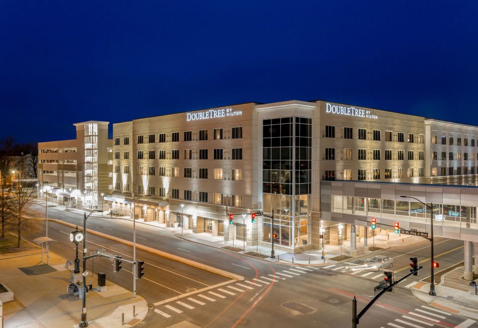 DoubleTree by Hilton Evansville - Housity