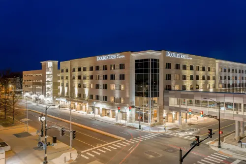DoubleTree by Hilton Evansville - parking