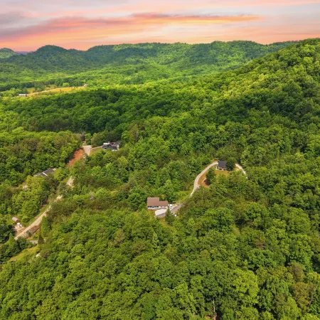Peaceful Escape- Hot Tub, Game Room, Sleeps 16