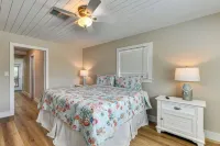Canal-front Gem w/ Dock & Guest Home in Cortez! - Wifi