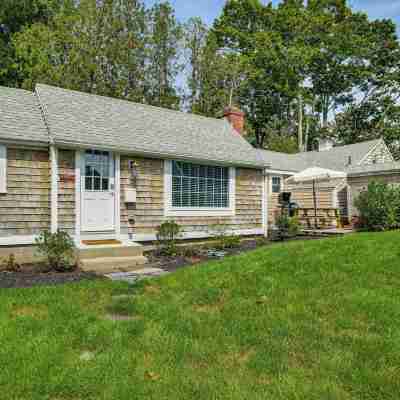 3 Mi to Craigville Beach! Walkable Couples Haven Hotel Exterior