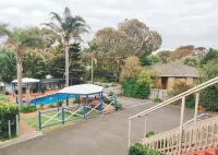 Coachman Motel - parking
