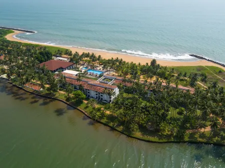Avani Kalutara Resort Отели рядом с достопримечательностью «Sri Kannangararamaya»