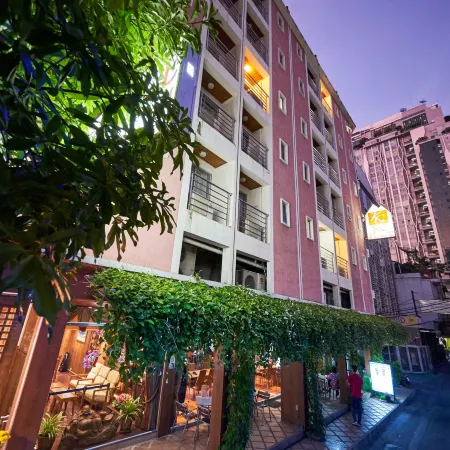 KC Place Hotel Pratunam Отели рядом с достопримечательностью «Станция экспресс-поезда Ratchaprarop»